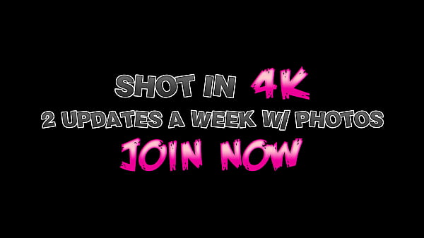 Schönes junges Mädchen neckt