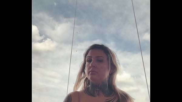 Una donna tatuata viene quasi cacciata dalla palestra perché indossa un top trasparente con i capezzoli duri! Ha detto che era duro perché era molto arrapata in quel momento