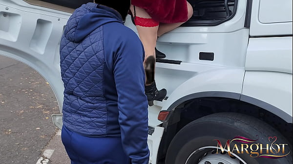 Milf guarra se luce en el aparcamiento de un camión y es follada por un camionero