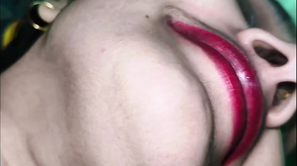 Non appena mio marito se ne andò, mio ​​suocero entrò nella mia stanza. Dopo avermi succhiato il seno, ha inserito il suo pene nella mia vagina. Poi mi ha scopato con vigore