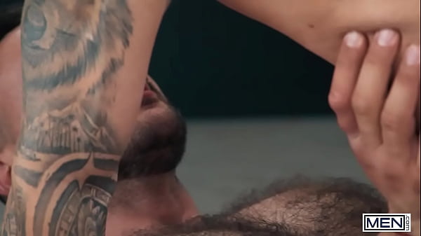 HOMBRES - Los besos junto a la piscina de Sir Peter y John Brachalli & rsquo_s conducen a un 69 intenso y un acabado facial cremoso