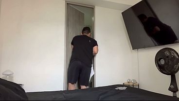 Er vergaß beim Baden das Handtuch und forderte mich auf, es mitzunehmen... Ich ging ohne nachzudenken ins Badezimmer, war völlig entblößt und die sexuelle Spannung war nicht zu ignorieren | Schwuler Dusch-Mitbewohner