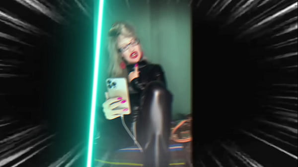 Sissy-Training: Wie man mit großen Tränen und schmollenden Lippen um Pisse bettelt