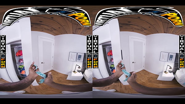 वर्चुअल पोर्न - सौतेली बहन एलाना बुन्ज़ आपको अपनी पैंटी से पकड़ती है और कठोर डिक की भीख मांगने से पहले आपका लंड चूसती है