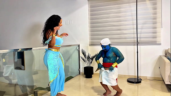 La princesa Jasmilla y el genio enano de la polla azul en un polvo encantado directamente desde el mundo de Alladin