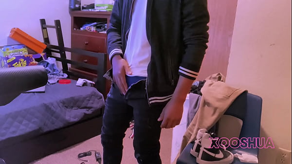 Universitario gay muestra su polla en un vídeo