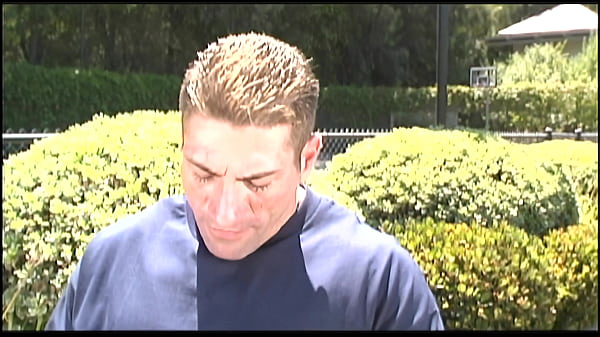 A linda loira Nicole descansa na água do lado de fora antes de transar com seu homem