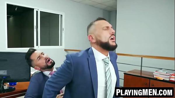 PlayingMen.com - Hombres viciosos se follan el estrecho agujero de su compañero de trabajo de Andrea Suárez