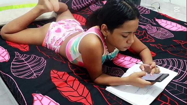 PORN IN SPANISH - Em gái kế xinh đẹp người Colombia của tôi đi học về và bạn muốn tôi giúp cô ấy làm bài tập ở trường và tôi đã nói với cô ấy rằng tôi sẽ giúp nếu cô ấy cho phép tôi đụ cô ấy, tôi đụ một nữ sinh