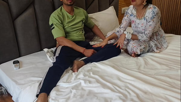 Ragazza teenager carina si spoglia in modo anale