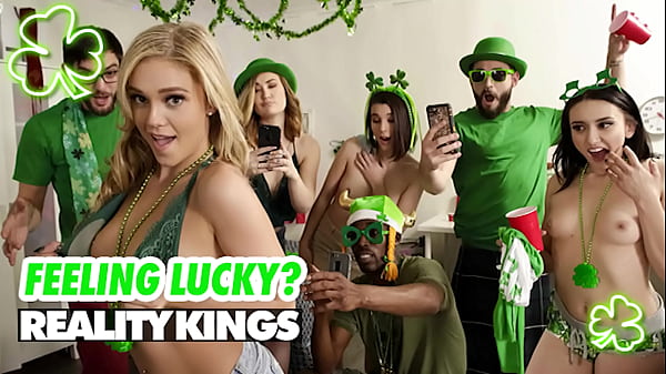 REALITY KINGS – Die Party wird von sanft zu wild, wenn die College-Mädchen Kali Roses, Kat Monroe und Miki Cruz Logans Schwanz teilen