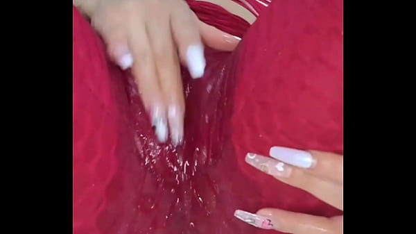 Ich reibe meine Muschi durch die Leggings, bis sie köstlich nass ist – sie wird nass und redet so schmutzig, dass es dich zu sehr erregt