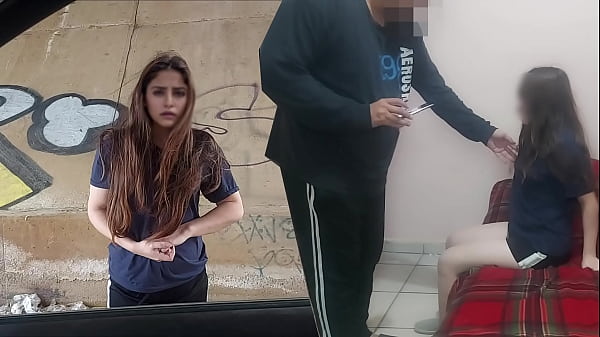 OH MI FA MALE! PICCOLA e INNOCENTE povera ragazzina di un quartiere marginale va con un vecchio per chiedere aiuto economico, vero padrone di casa non falso