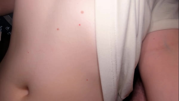 Sexy Teenie vergnügt sich im Video