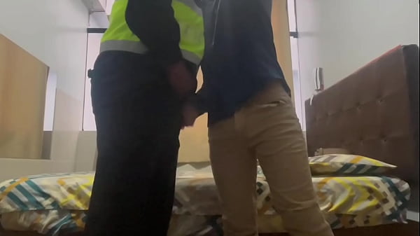 La policía lime&ntilde_o se folla por el culo a un joven