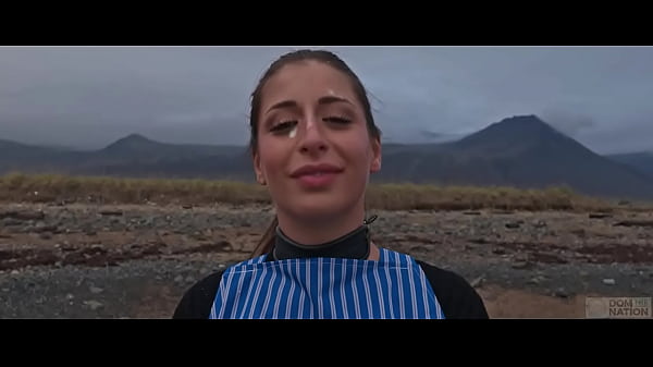 La bellissima fregna italiana Silvia Soprano domina violentemente sulla spiaggia in Norvegia in un'avventura cinematografica, con schiaffi, sputi e giochi perversi