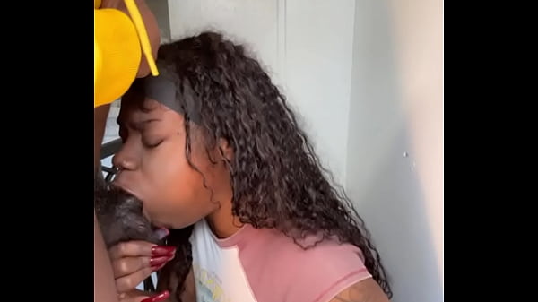 किशोर मुख-मैथुन वीडियो प्रदर्शित करता है