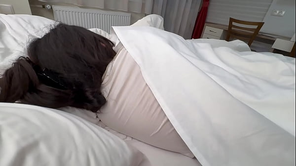 J'ai demandé du sexe à ma demi-soeur pour le petit-déjeuner, et je l'ai eu bébé