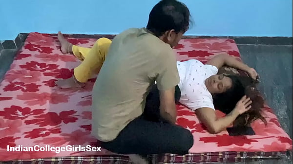 Dì Ấn Độ trưởng thành với bụng to quan hệ tình dục trên sàn trong phòng thuê