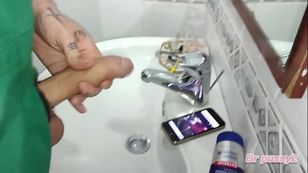 DR PUSSY2 - Gardener discovers his boss's iPhone and goes to masturbate in the bathroom after discovering her page on Xv&iacute_deos, while she washes the dishes in the kitchen