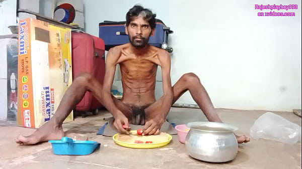 Rajeshplayboy993 schneidet Gemüse zum Kochen von Alu-Curry