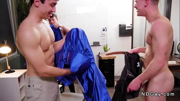 College-Homosexuelle haben Dreier-Analsex im Klassenzimmer