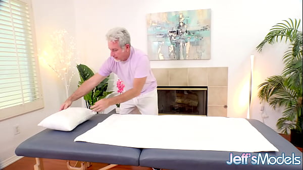 Die blonde, fette MILF Lila Lovely lässt den perversen Masseur seine Magie wirken