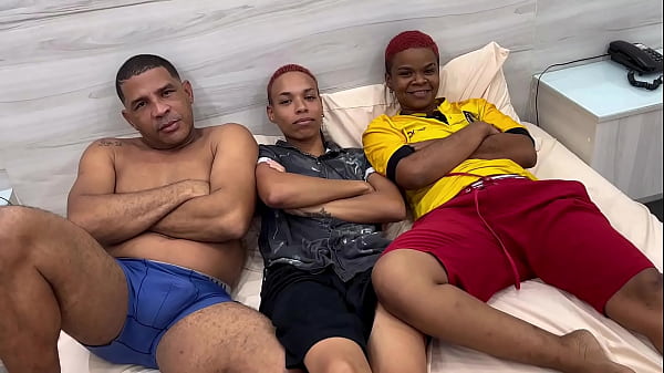 女同性恋夫妇与 Leo Ogro 一起从事性工作