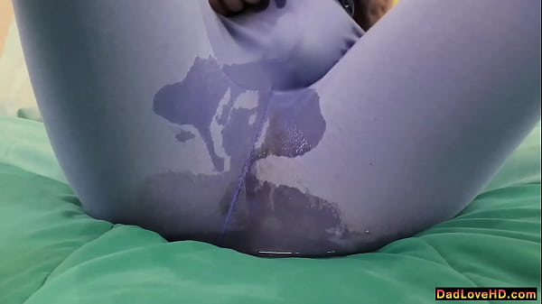 Con gái riêng có sừng - Tôi làm ướt ga trải giường vì tôi đang thủ dâm cho đến khi tôi đi tiểu và cha dượng bắt gặp tôi, vì vậy tôi sẽ phải giải thích cho anh ấy biết tôi đang làm gì để làm ướt ga trải giường