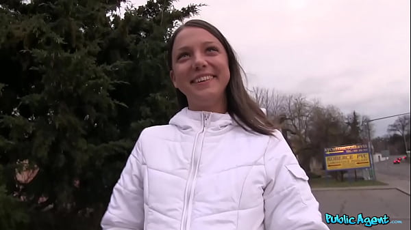 PublicAgent – ​​junges College-Babe mit straffem, zierlichem Körper erlebt ihren ersten riesigen Schwanz im Hotelzimmer