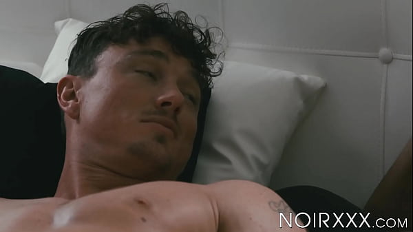 El musculoso Tigger Redd monta una gruesa polla dura como una roca después de una mamada