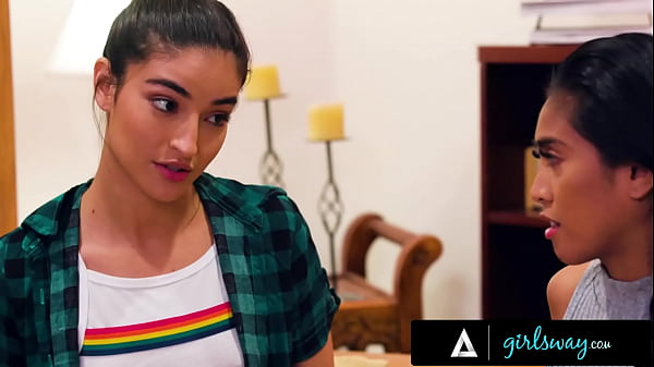GIRLSWAY - Le migliori amiche del college Emily Willis e Ember Snow scopano duramente per spezzare la loro maledizione prima della laurea