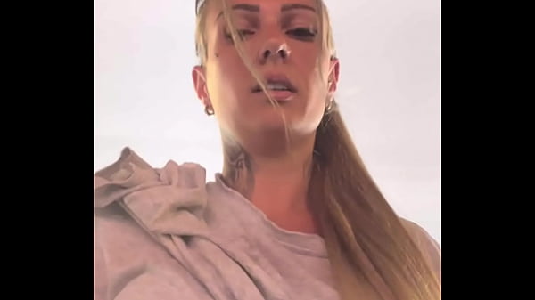 Eu na academia fazendo meu treino me deu muito calor tirei a camiseta e fiquei de suti&atilde_ o tes&atilde_o era grande .(bucetinha toda molhadinha)