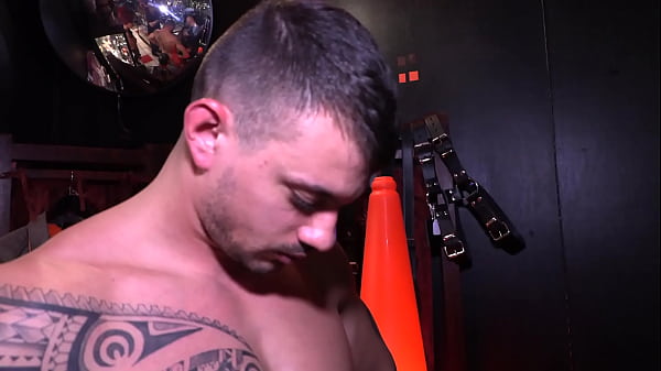 Orgia bisessuale con trans, schiava, ragazza rossa e 2 grossi cazzi, parte 2 di 5