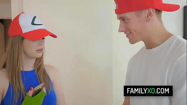 A meia-irmã nerd Dolly Leigh pega o pau do meio-irmão em vez de pokémons