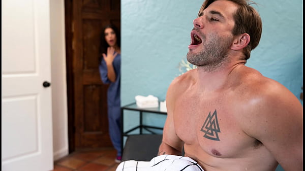 Masseuse hat mich beim Wichsen erwischt und mir etwas von der Speisekarte angeboten.