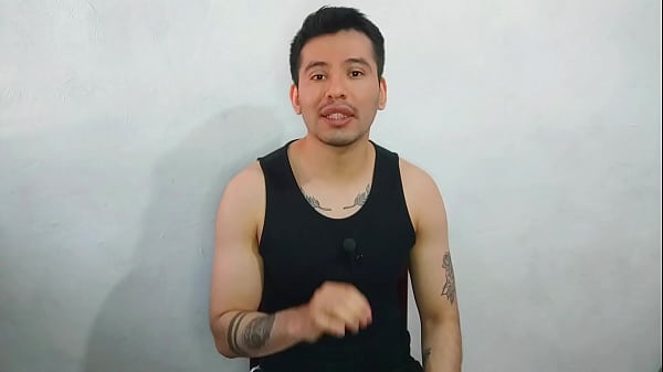 ¡Un joven le da sexo oral a la enorme y gruesa polla del tío de su mejor amigo! Él come su leche. historia sexual