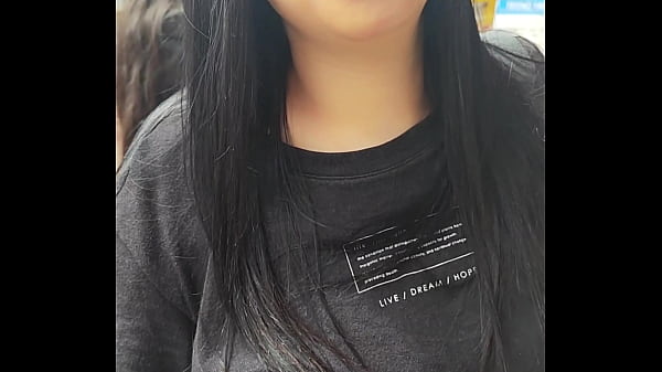 Al lavoro ho scopato la mia cuginastra -Incredibile ragazza scopa di nascosto al lavoro perché la sua amica le ha dato i soldi