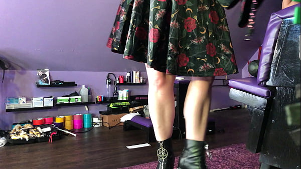 Domme fa la ceretta alle gambe del ragazzo al primo appuntamento