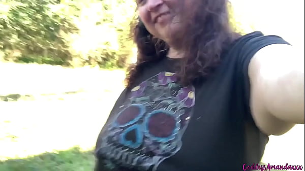 Hüpfende Brüste, pissende Muschi, schmutzige Füße und Schuhe