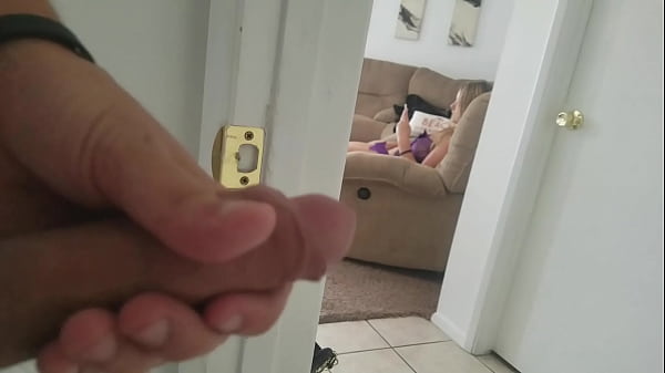 Sorpreso a masturbarsi e guardare porno! Poi scopata sul divano