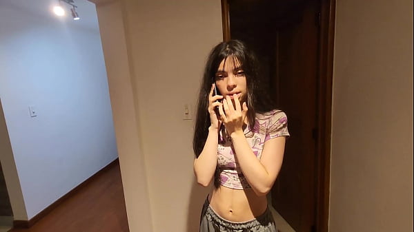 Uno sconosciuto per strada chiede aiuto e lo ringrazia scopando di nascosto sua moglie