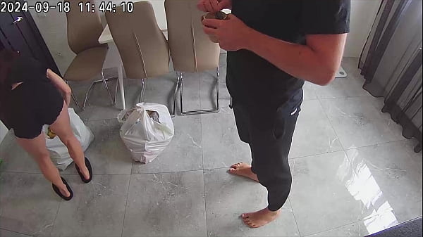 पति चला गया है, और उसकी पत्नी को उसके सबसे अच्छे दोस्त ने चोदा है। परिवार धोखा दे रहा है