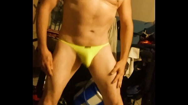 En el gimnasio con baile sensu iniciando con tanga de elefante y terminando desnudo y eyaculando.