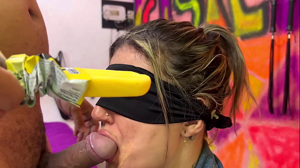 ¡Mi mejor amigo en la escuela quería jugar a este juego de sabores y lo engañé para que me metiera la polla en la boca! ¡Dejó mi boca toda mojada con semen frío!