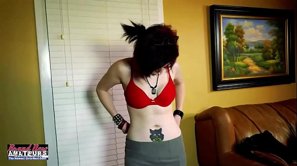 Marci allarga le gambe dalla pelle chiara e lascia che quel ragazzo le vibri la fica!