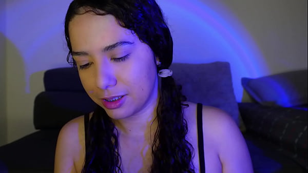 CIAO, I'_M ELENA, sono a casa da sola e voglio vedere la mia figa carnosa mentre ti parlo sporco