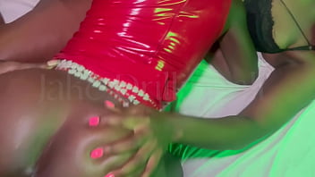 2 vixxxens da đen gợi cảm đi đến bãi biển để tận hưởng kỳ nghỉ hoang dã sau đó đến câu lạc bộ và tìm BBC của một người đàn ông đã có gia đình để chia sẻ!!!