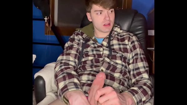 Casser une énorme charge en regardant du porno !