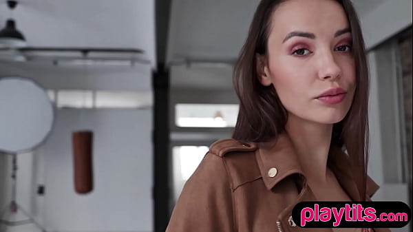 हॉट यंग गर्ल परफॉर्म करती है